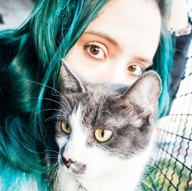 Una foto de Bel Rey con su gato